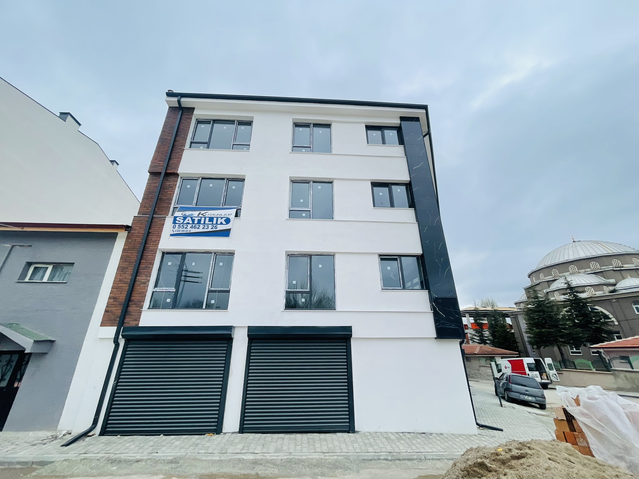 TOMBAKZADE CADDESİ YAKINI DEDE SOKAK ÜZERİ ÖNÜ AÇIK PARK MANZARALI 2+1 DAİRELER