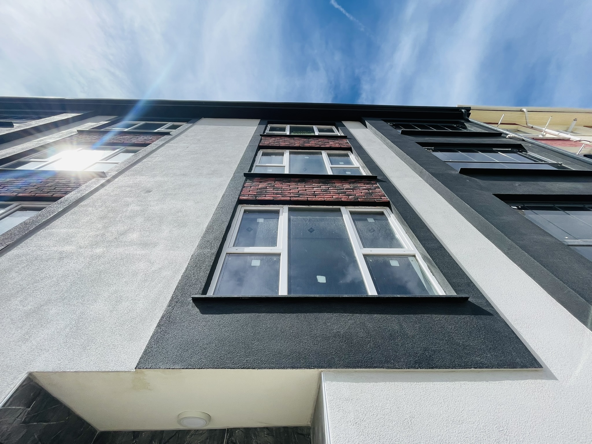 TOMBAKZADE CADDESİ YAKINI GİYİNME ODALI EBEVEYN BANYOLU 165 M² DAİRELER