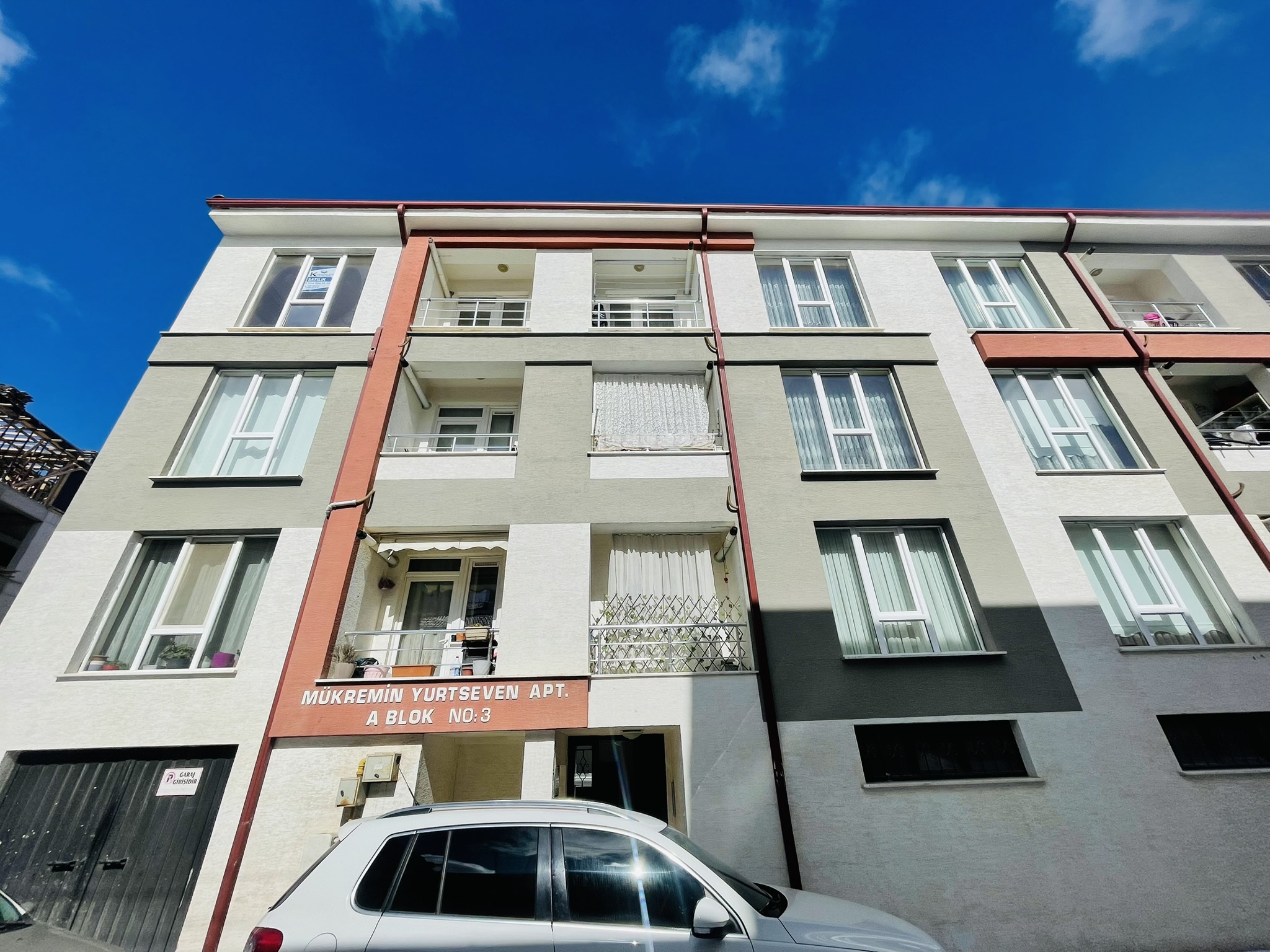 KUZENLER'DEN TOMBAKZADE CADDESİ YANI AYVALI SOKAK ÜZERİ SATILIK 3+1 DAİRE