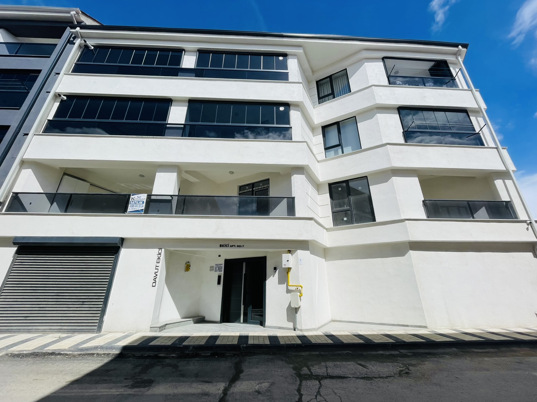 ÇAMLICA MAH. TOMBAKZADE CADESİNE 50 M. MESAFEDE 200 M² 3+1 ULTRA LÜKS DAİRE